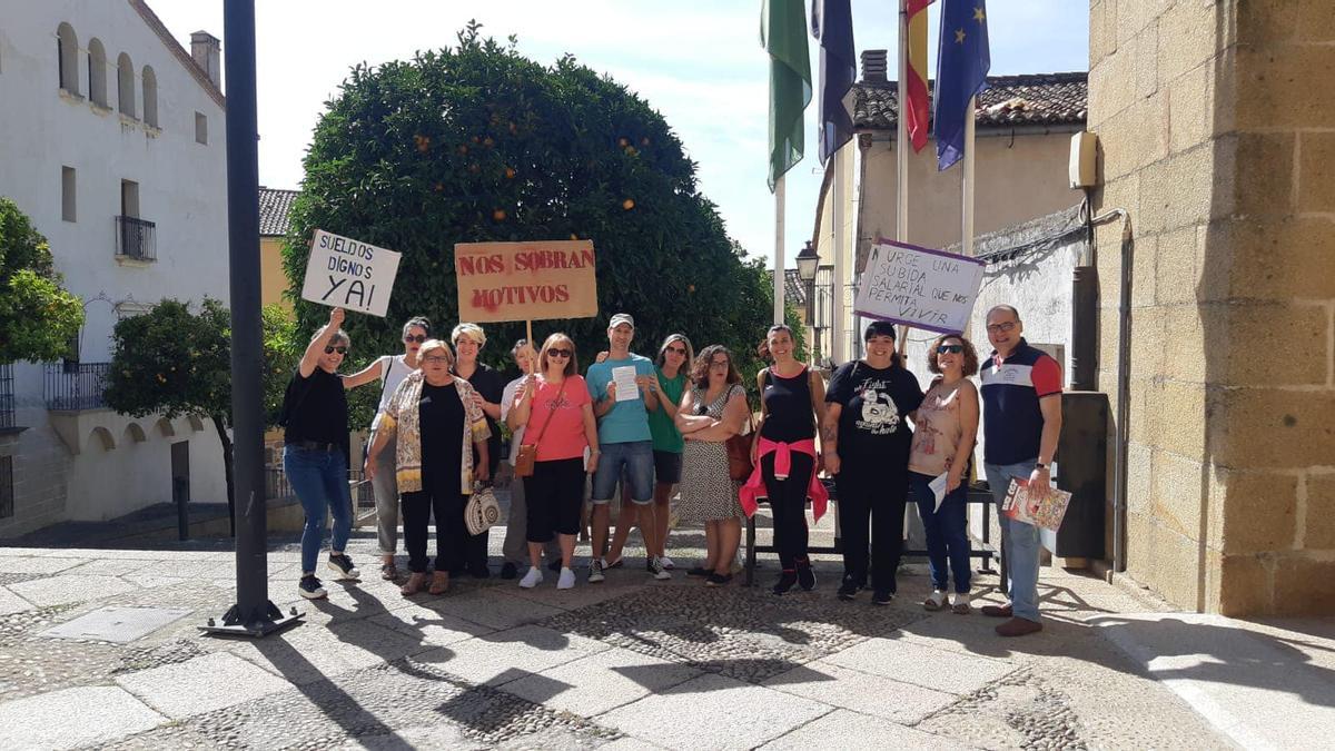 Protesta del personal del parador de Plasencia.