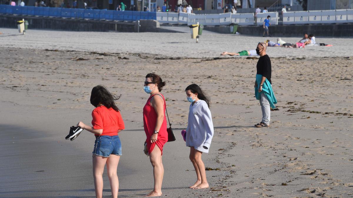 Bañistas en Riazor.