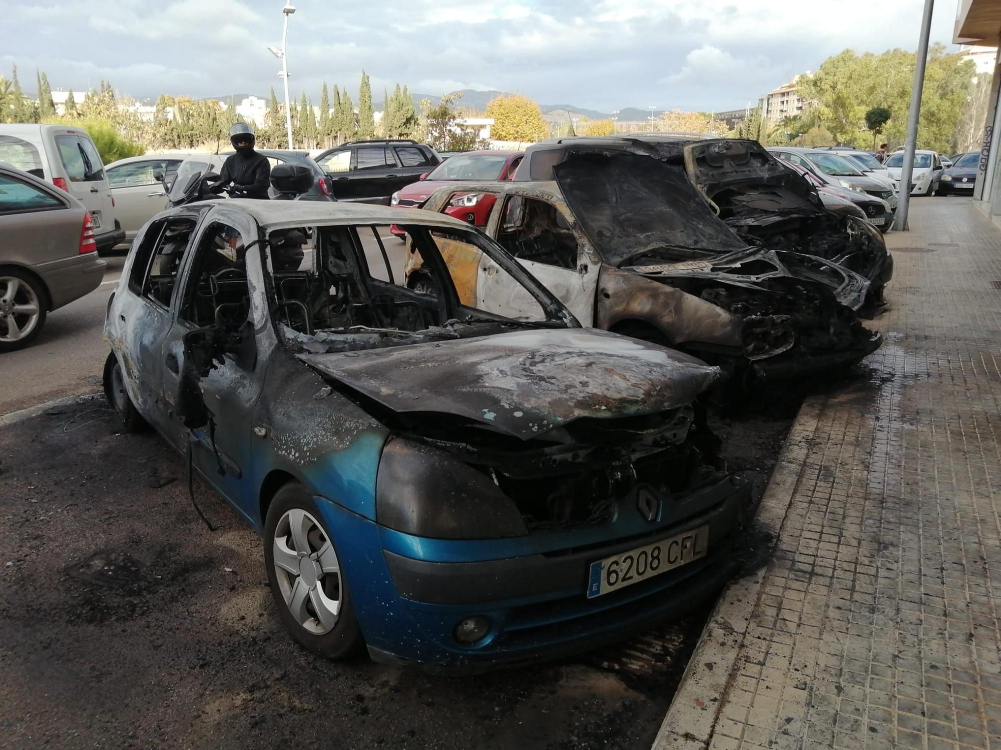 Un incendio destruye tres coches y causa daños en un edificio de Palma