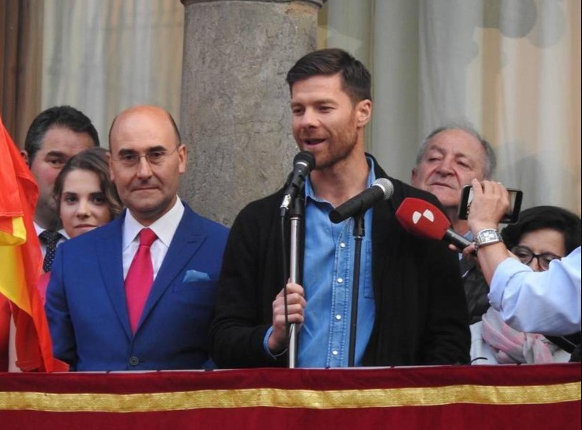 Xabi Alonso hablando en el pregón de las fiestas mayores de Ágreda en 2018