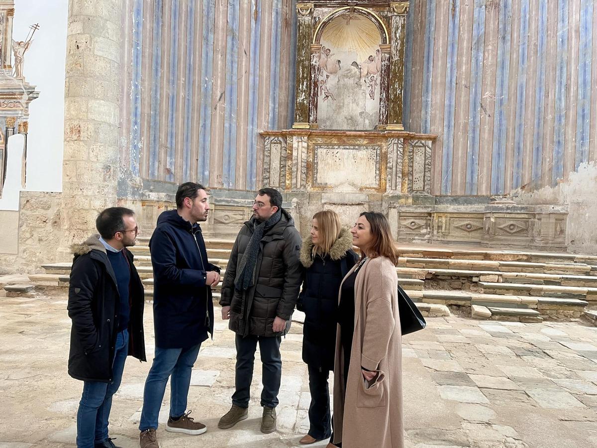 Adrián Barbón, en el centro, con los candidatos Cristian Delgado, Miguel Ángel Blanco y Pilar García, y con la alcaldesa de Palencia, Miriam Andrés.
