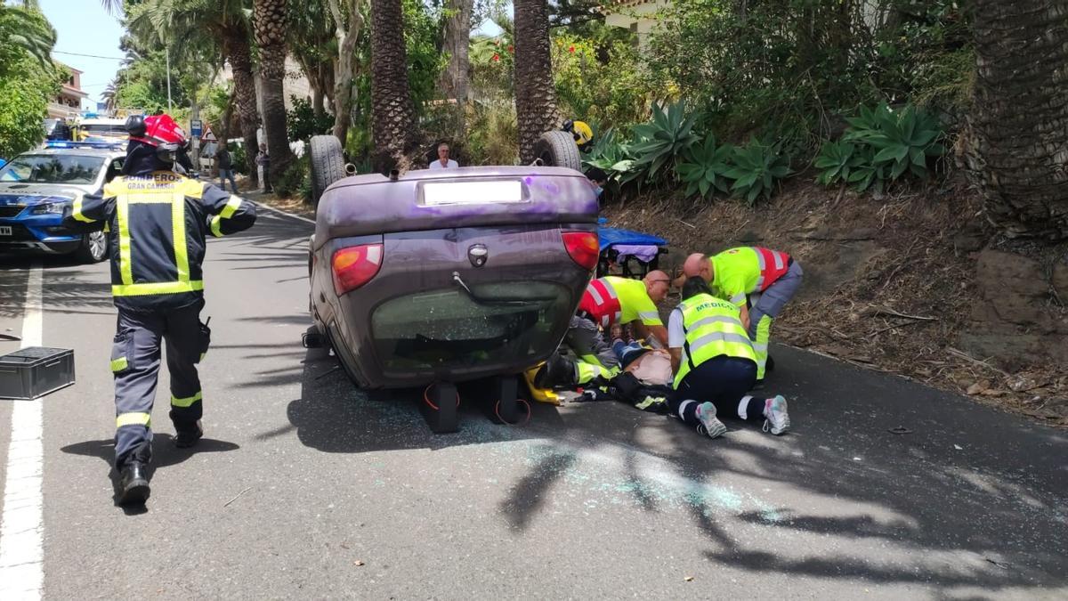 Los sanitarios atienden a la condutora accidentada hoy en Santa Brígida.