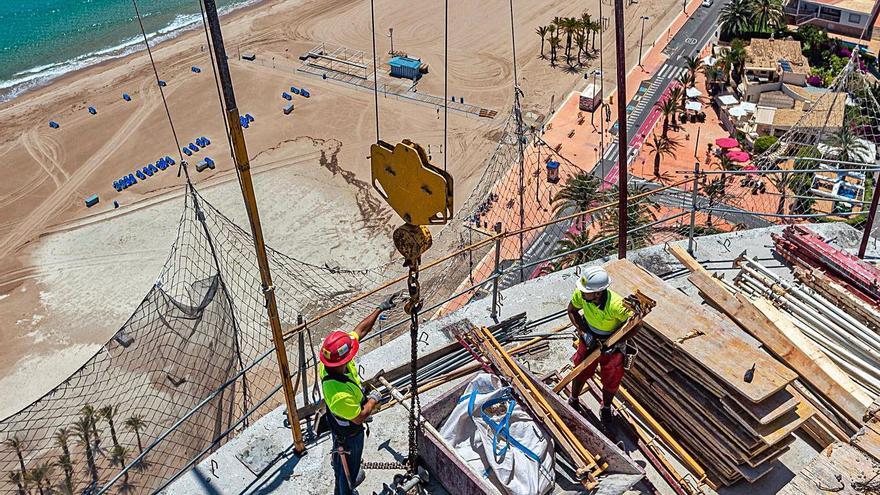 Operarios en el forjado del edificio Delfin Tower (Benidorm), en una imagen de archivo.