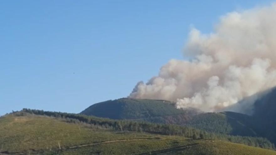 Asturias pasa a fase de emergencia por incendios tras registrar cinco fuegos forestales