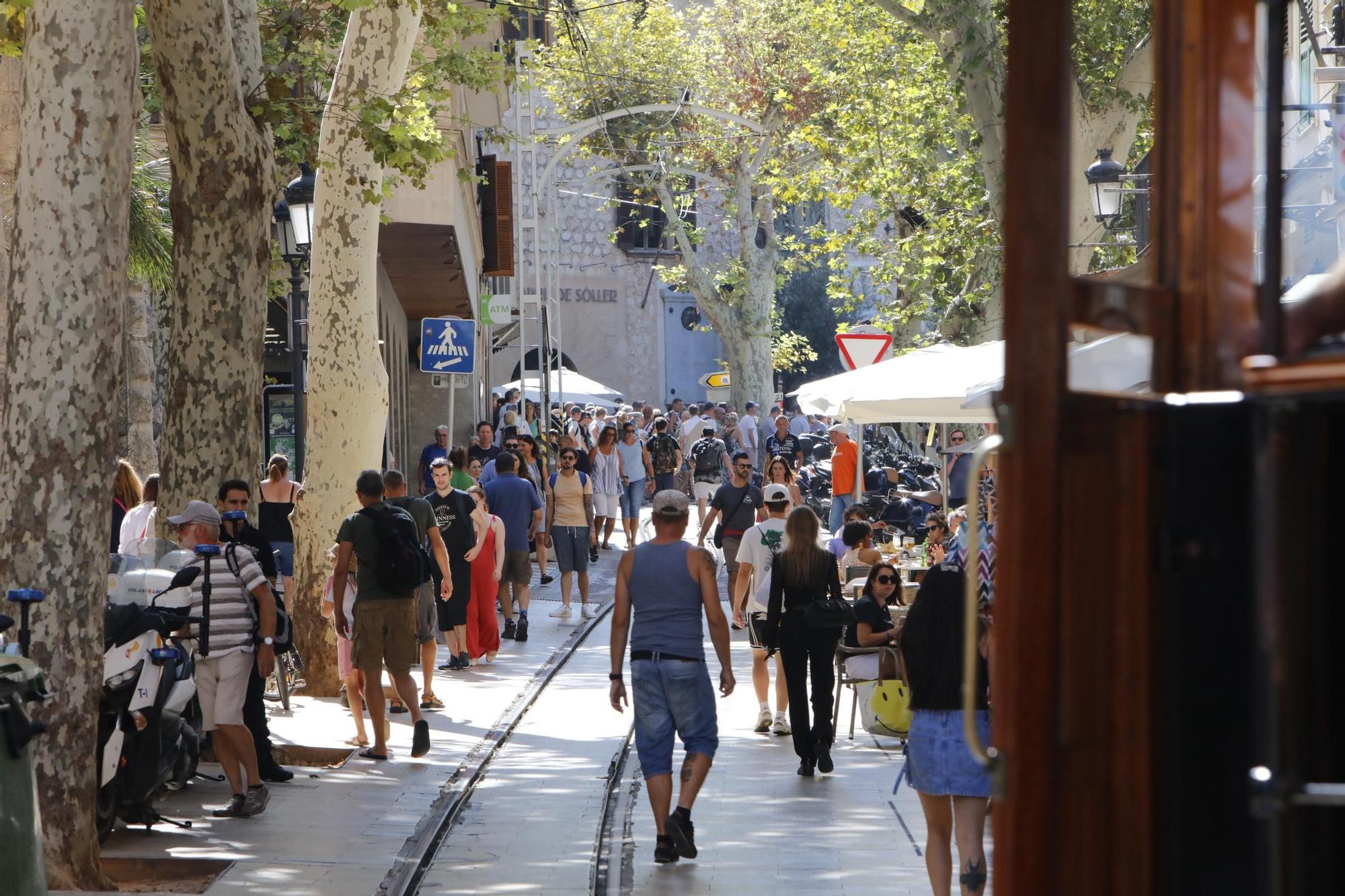 Wie im Hochsommer: Im Zentrum von Sóller auf Mallorca ist es auch im Oktober rappelvoll