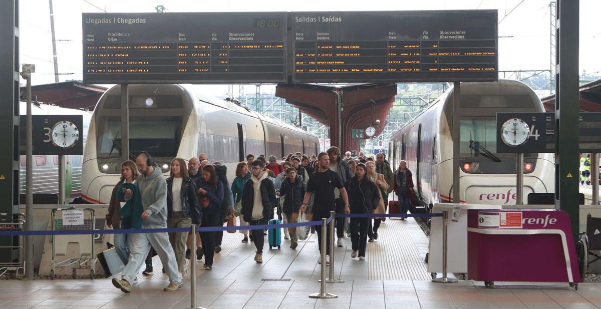Viajeros en 
la estación de San
Cristóbal de 
A Coruña.  | // IAGO LÓPEZ