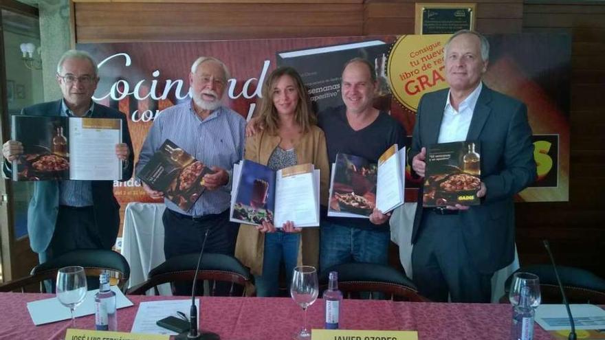 Antonio Cortés, director de marketing; Javier Ozores, autor del libro; Chichi Araujo, cocinera y estilista; Óscar Companioni, fotógrafo; y José Luis Fernández Astray, director de Comunicación de Gadisa.