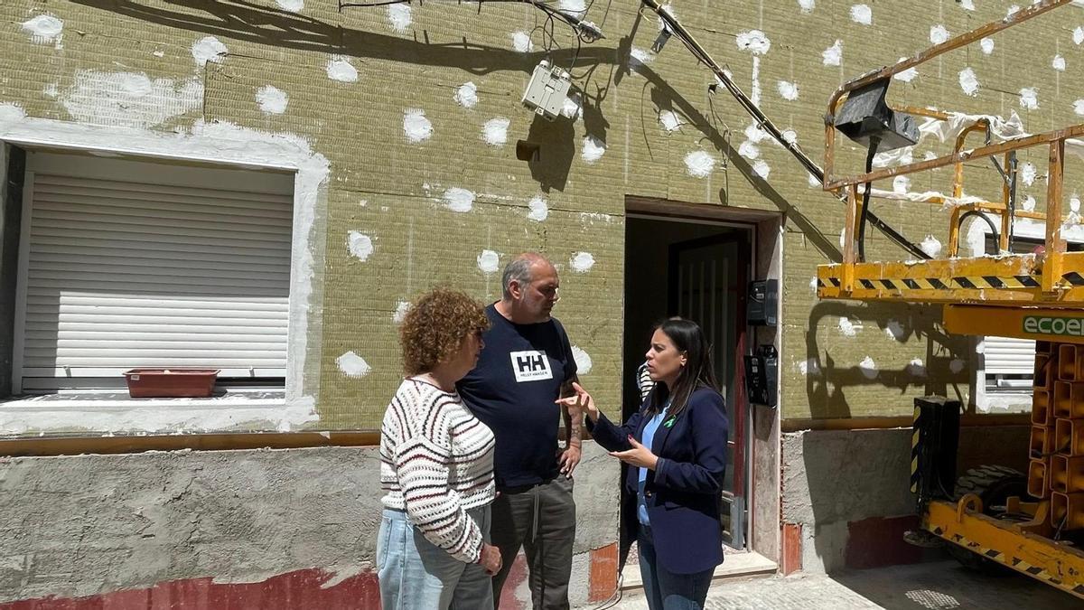 Giner, junto a una vivienda en rehabilitación.