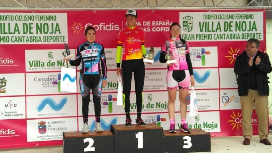 Sandra Alonso, en lo más alto de podio, como ganadora de la primera prueba de la Copa de España Femenina