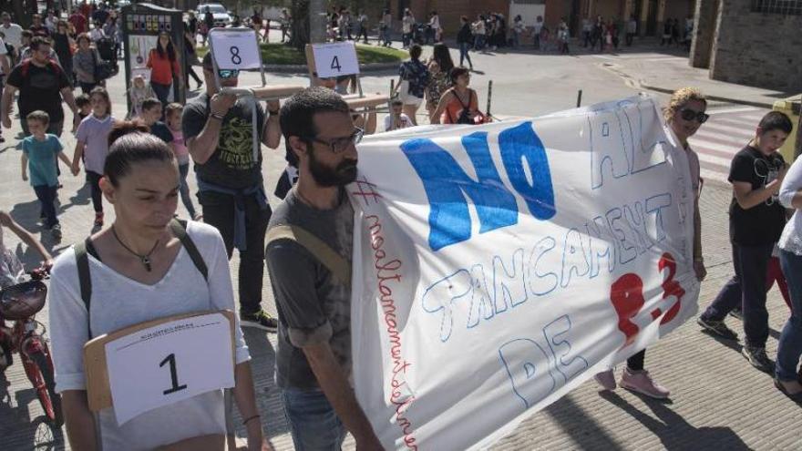 Més de 200 pares i alumnes de Sant Fruitós protesten per la supressió d&#039;una línia de P3