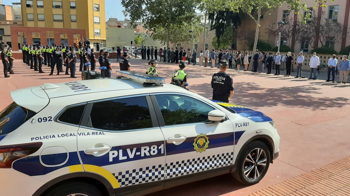 Los agentes de la Policía Local de Vila-real han protagonizado en la plaza de Sant Ferran el acto institucional del día de su patrón, San Miguel.