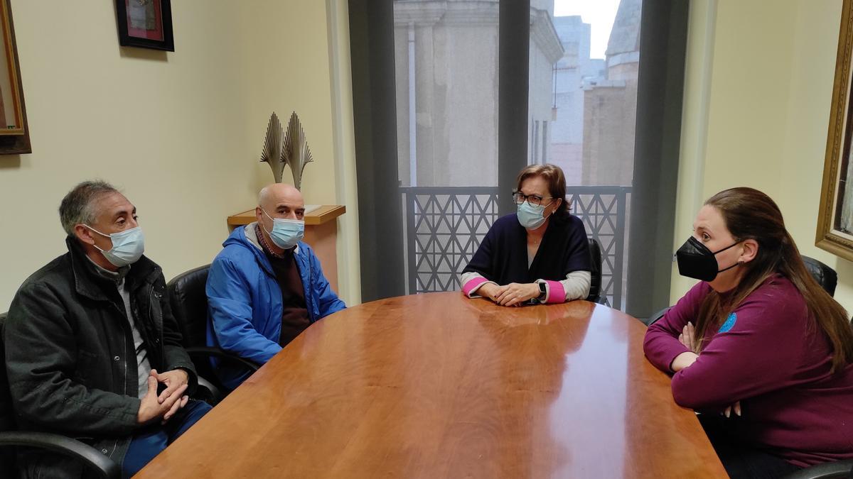 Los vendedores se reunieron este martes con la alcaldesa, Maria Josep Safont y la concejala de Comercio, Sara Molina.