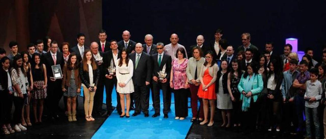 Gala con alfombra azul en el teatro Campoamor. Los premios deportivos &quot;Ciudad de Oviedo&quot; se entregaban cada año en el teatro Campoamor, que solía decorarse con alfombra azul y acoger actuaciones musicales. En la imagen, el exalcalde Agustín Iglesias Caunedo (PP), en el centro, posa junto a los 58 premiados en la edición celebrada el pasado mes de abril.