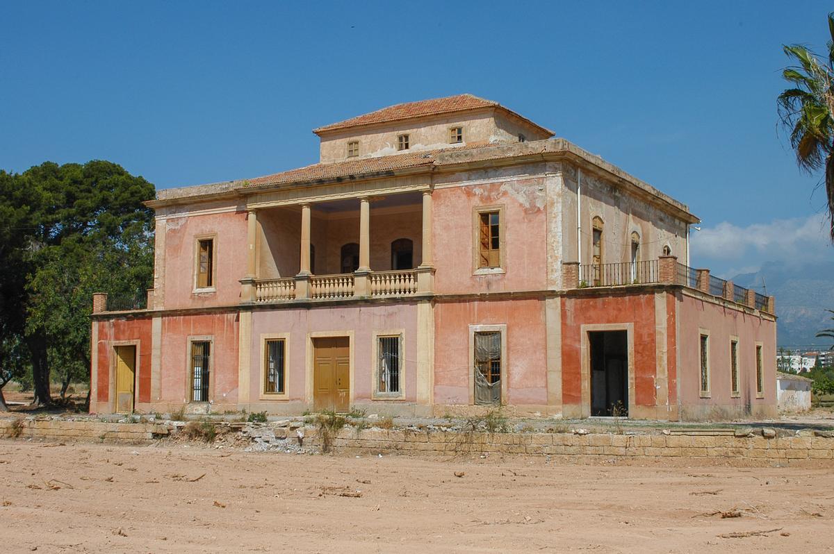 El edificio que da nombre al PAI de la Finca Roca.