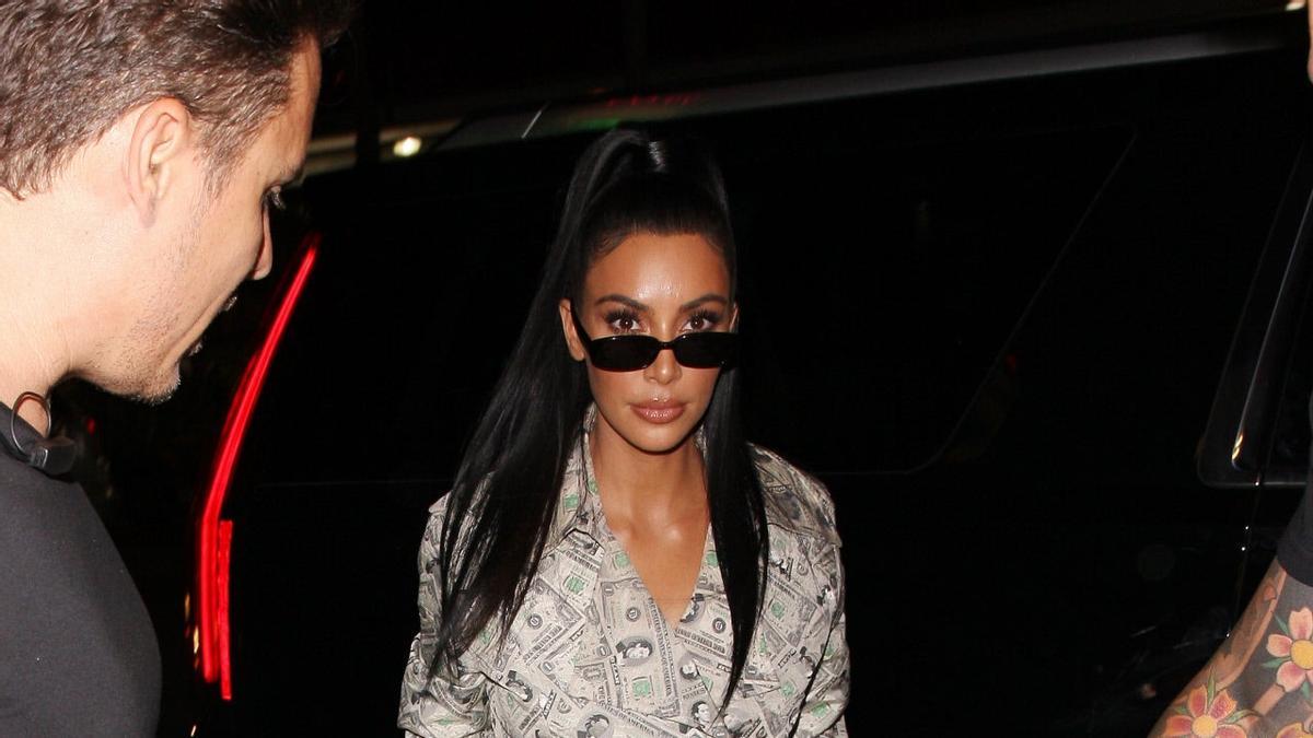 Kim Kardashian vestida con dinero