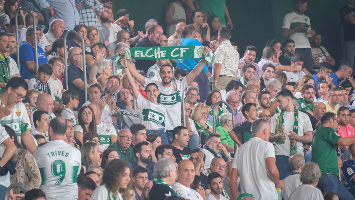 Aficionados del Elche, durante el partido contra el Real Madrid en el Martínez Valero