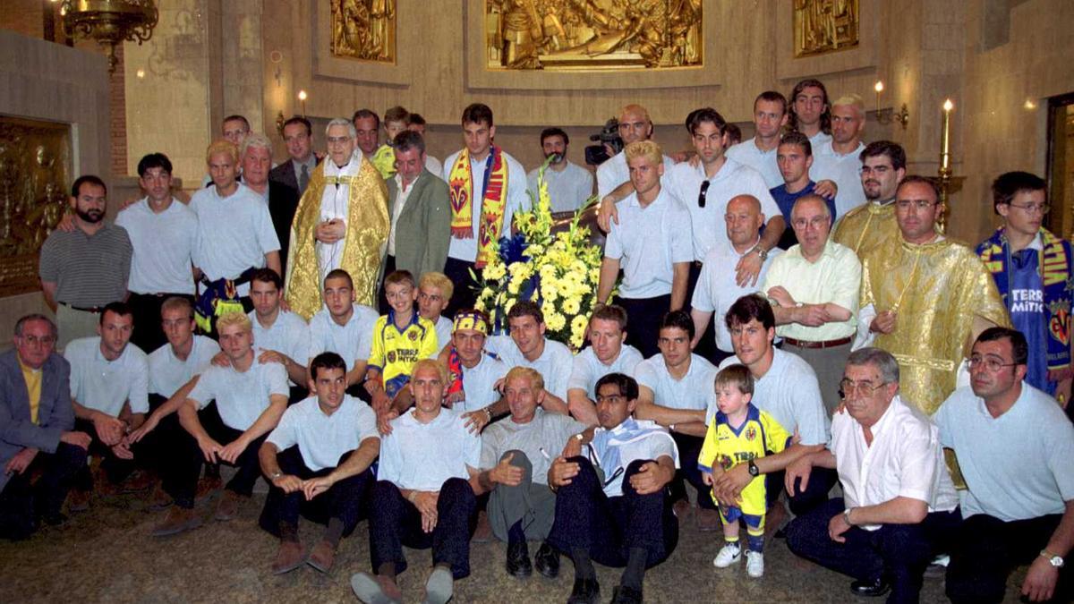 Plantilla del Villarreal en la tradicional ofrenda