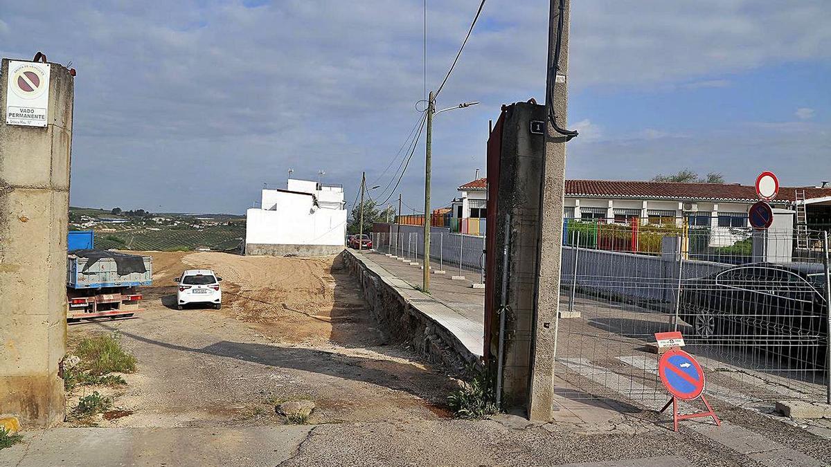 Acceso a la nueva zona de estacionamiento, situada junto a la Escuela de Educación Infantil Ana Ximénez.