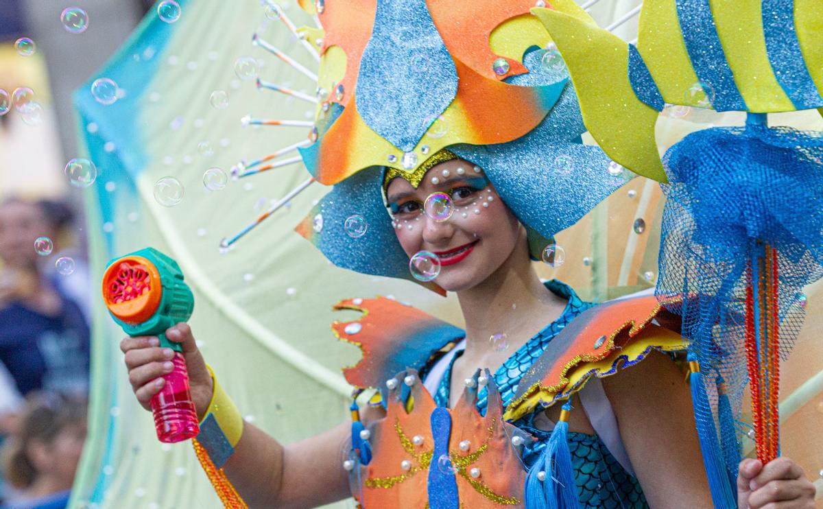 HOGUERAS 2022 | Desfile del Ninot en las calles de Alicante