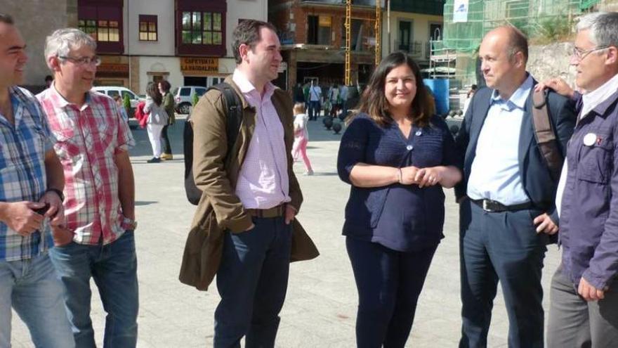 Parte de los integrantes de la candidatura de IU en Cangas del Narcea, con Stavros Karagkounis y Manuel González Orviz, a la derecha.