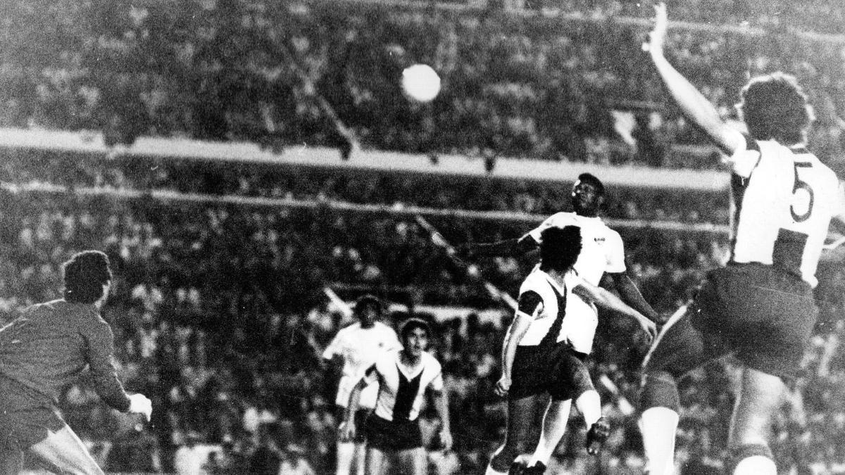 Pelé, en un partido entre el Santos y el Espanyol en el trofeo Ramón de Carranza.