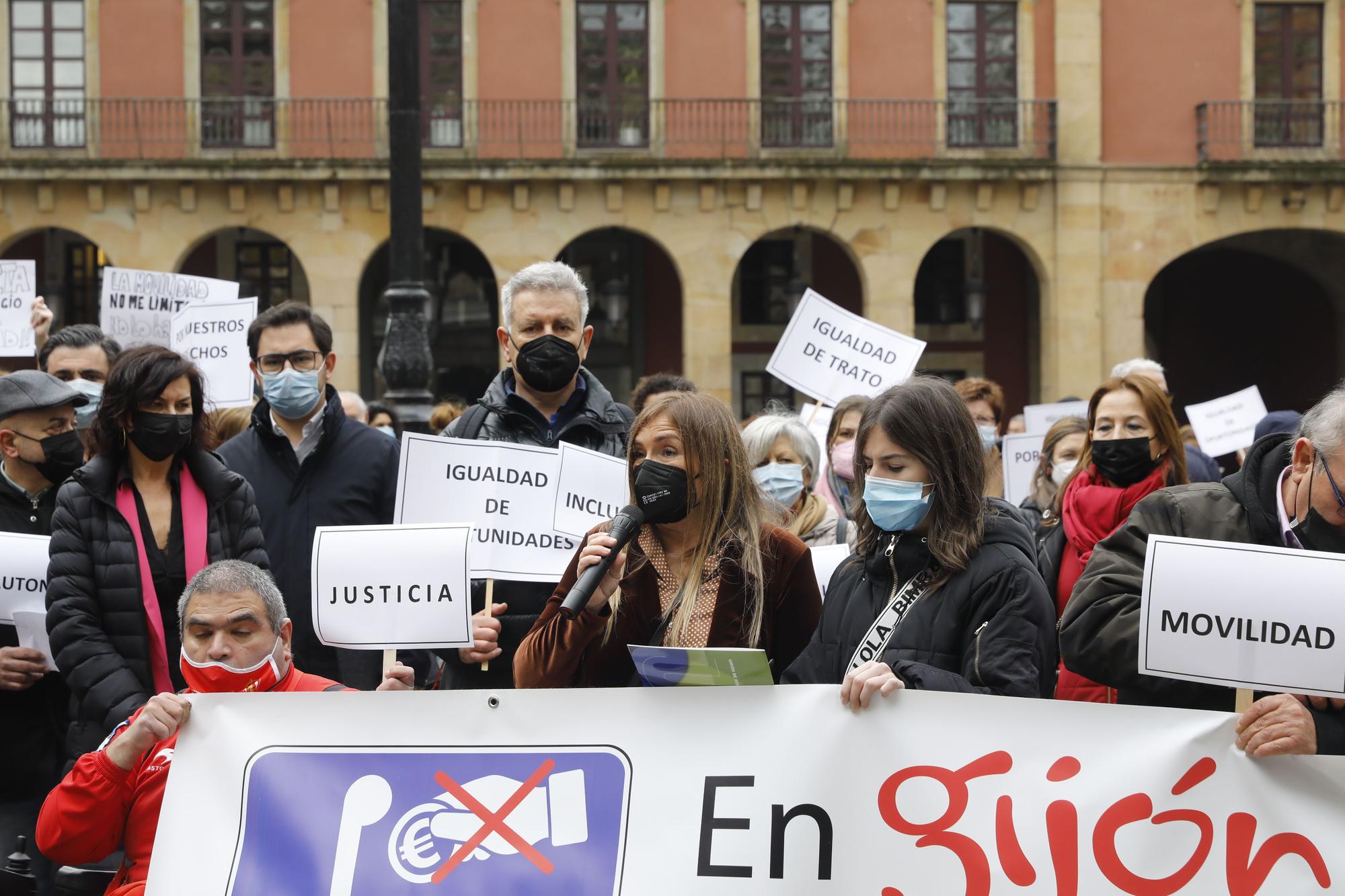 En imágenes: Concentración de personas con movilidad reducida contra la tarjeta ORA en Gijón