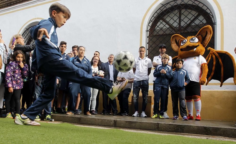 Zaza y Rodrigo con los aficionados en Requena