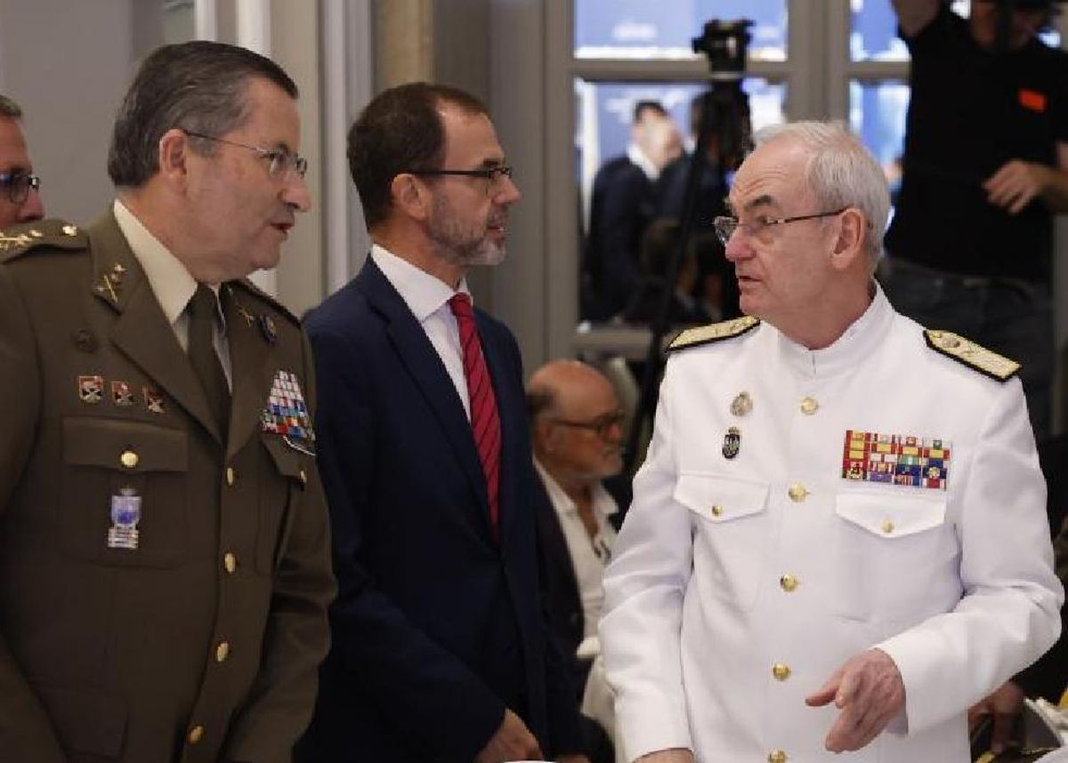 El JEMAD habla con el jefe de Estado Mayor del Ejército, Amador Enseñat, a su llegada al desayuno informativo de este miércoles.Detrás, el jefe de la Casa Real, Camilo Villarino.