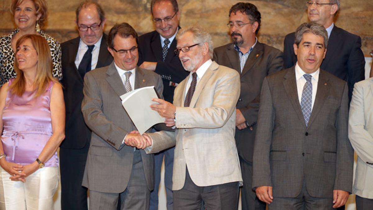 Artur Mas recibe de manos de Carles Viver Pi-Sunyer el primer informe del Consell Assessor, el jueves.