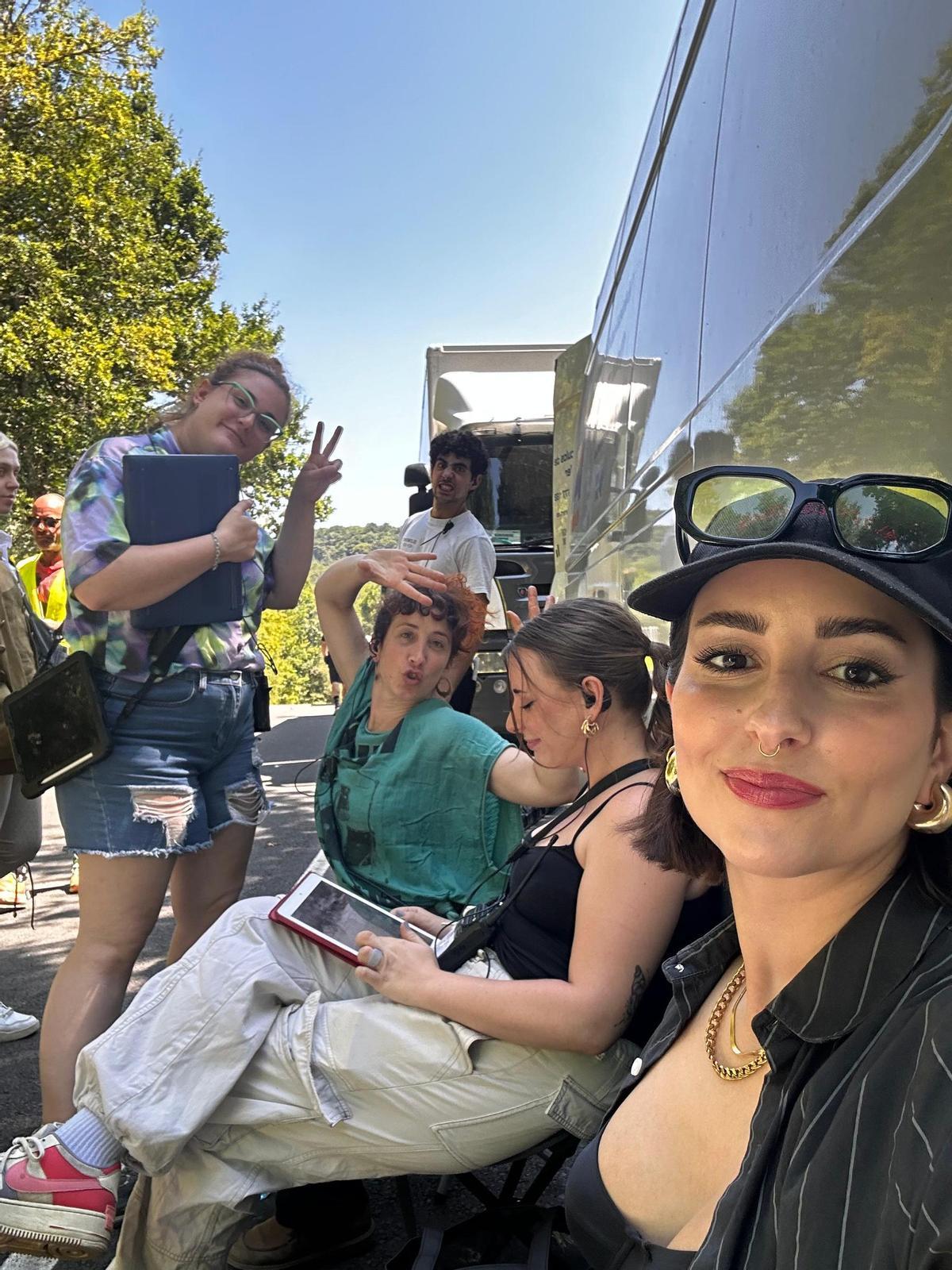 Iborra junto a un grupo de compañeros en un rodaje.