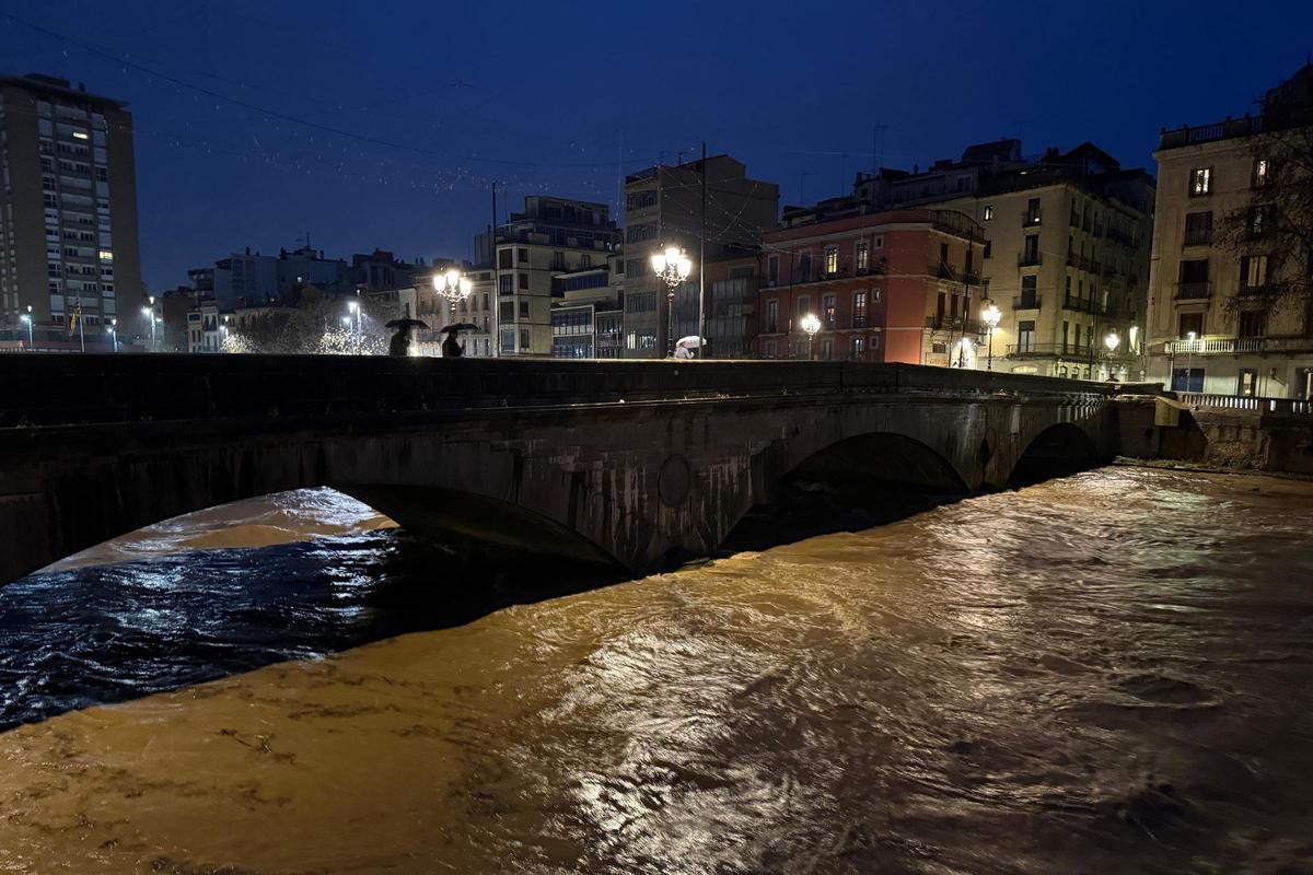 El río Onyar, muy cargado de agua a su paso por Girona