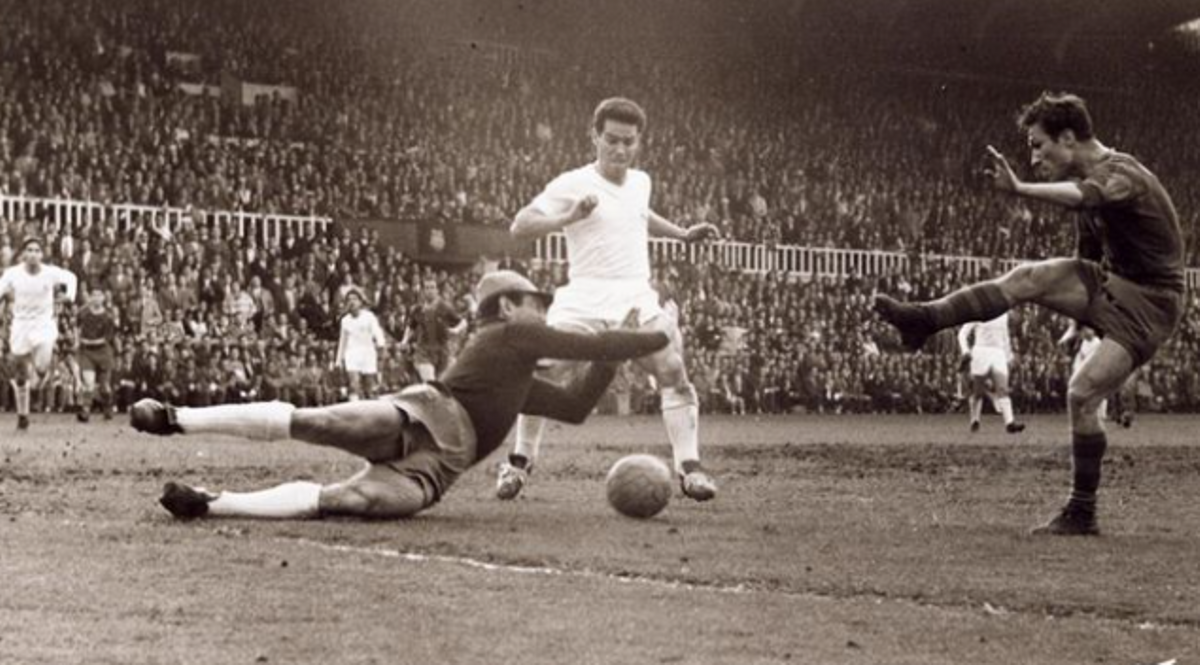 Justo Tejada, en un partido contra el Real Madrid en el estadio de Les Corts.