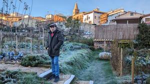 Ignacio Echapresto posa en la huerta de la Venta Moncalvillo, con Daroca de Rioja de fondo.