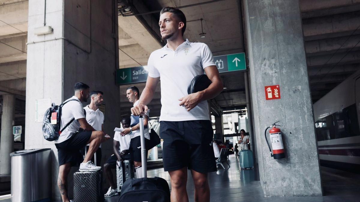 Isma Ruiz, en la estación de tren Julio Anguita, antes de un desplazamiento del Córdoba CF esta temporada.