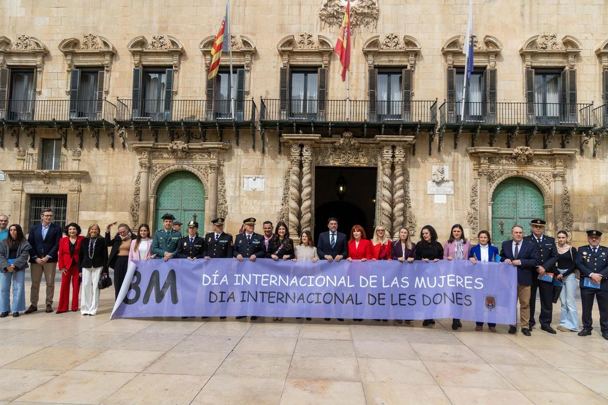Despliegue oficial de la pancarta, con el alcalde entre los asistentes