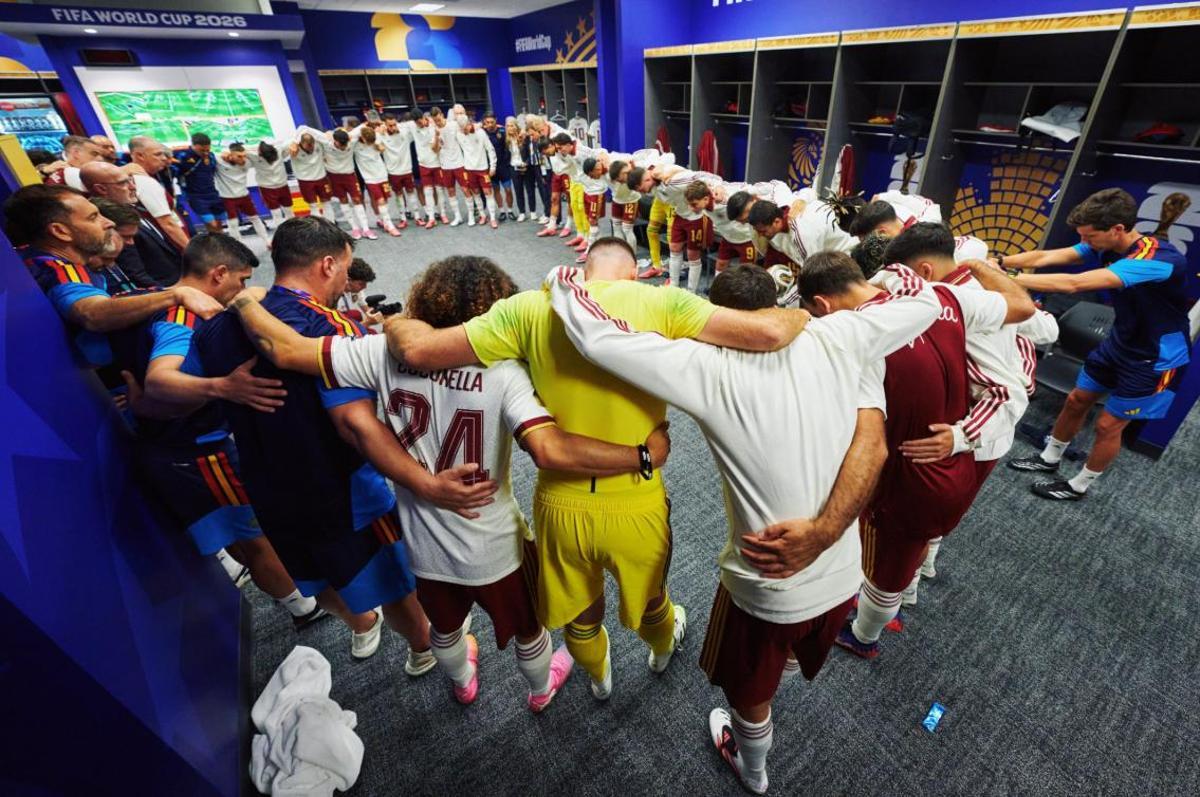 Los jugadores en la charla previa a la semifinal ante Francia en el vestuario.