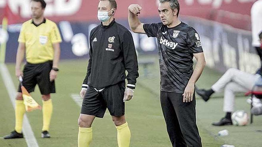 El mallorquín Toni Amor, técnico del Leganés, da instrucciones a sus jugadores.