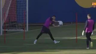 Joan García s’estrena sota pals en el primer entrenament del Barça