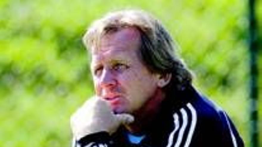 Schuster carga contra la directiva por no informarle