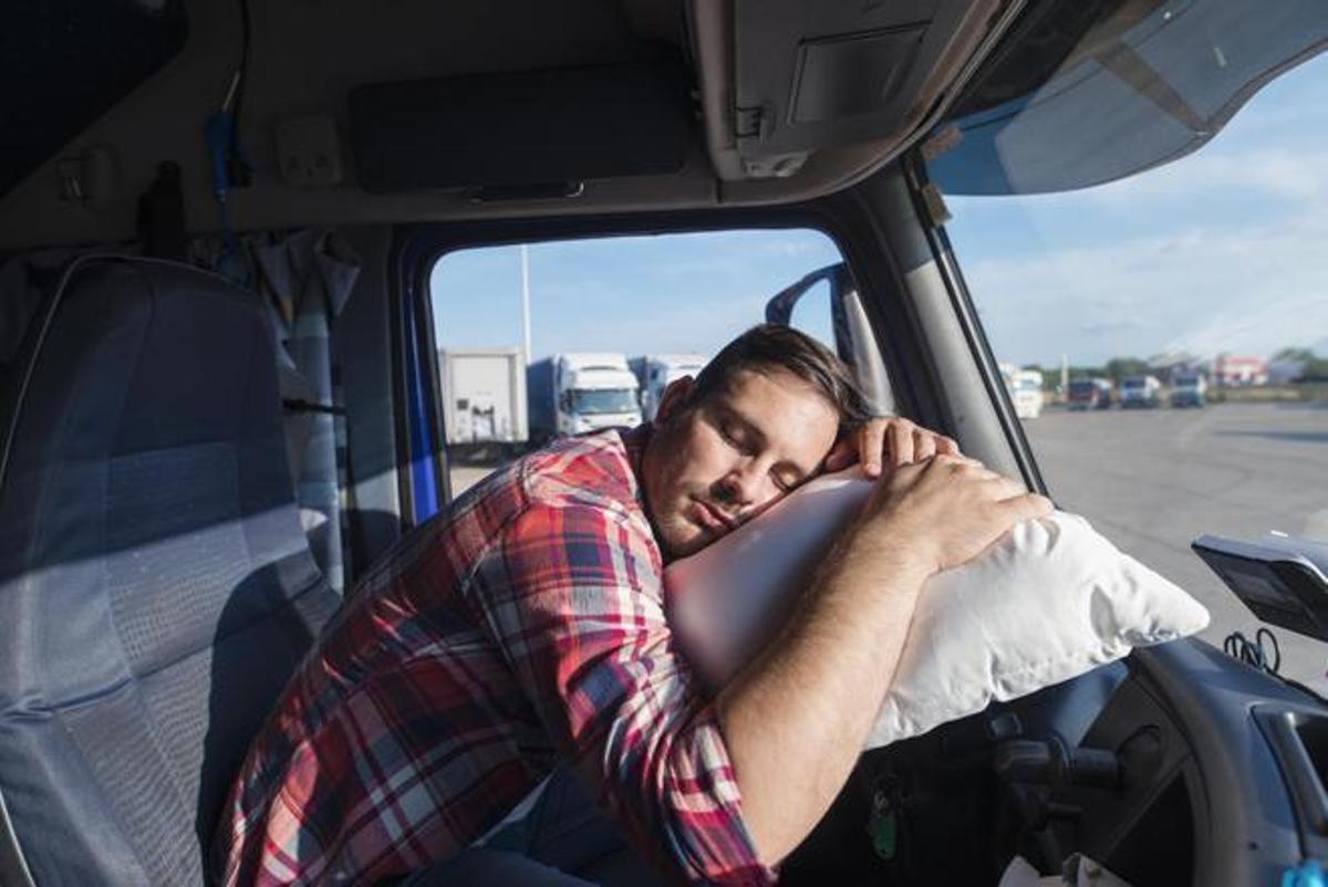 ¿Es legal dormir en el coche en España? Así podrás hacerlo sin problema