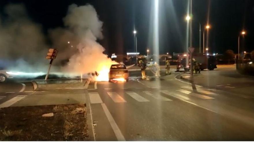 Un incendio destruye un coche en el Camí Vell de Sineu, en Palma