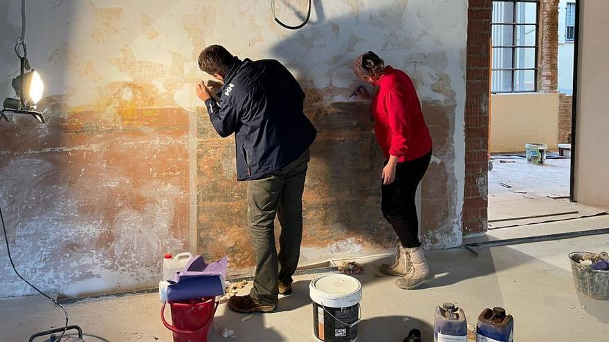 Los operarios intervienen en la restauración de uno de los muros del teatro modernista del Palau-Castell de Betxí.