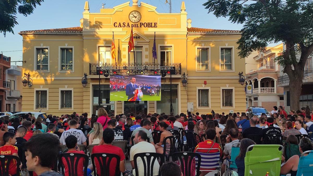 Afición en la Plaza de Sant Vicent de la Pobla de Farnals.