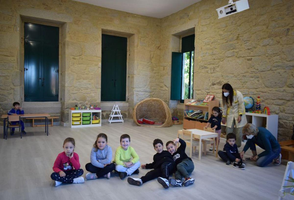 Los niños en sus remozadas instalaciones educativas.   | //  FDV