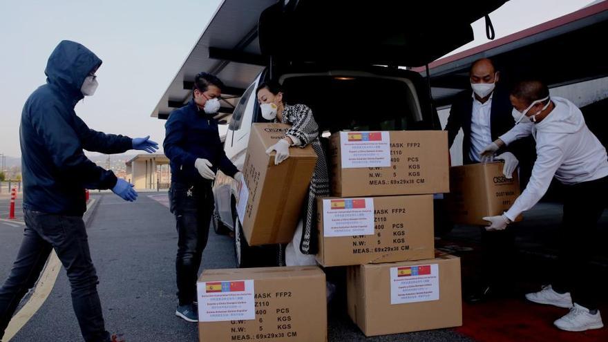 Entrega de 3.000 mascarillas de la comunidad china de Asturias al HUCA