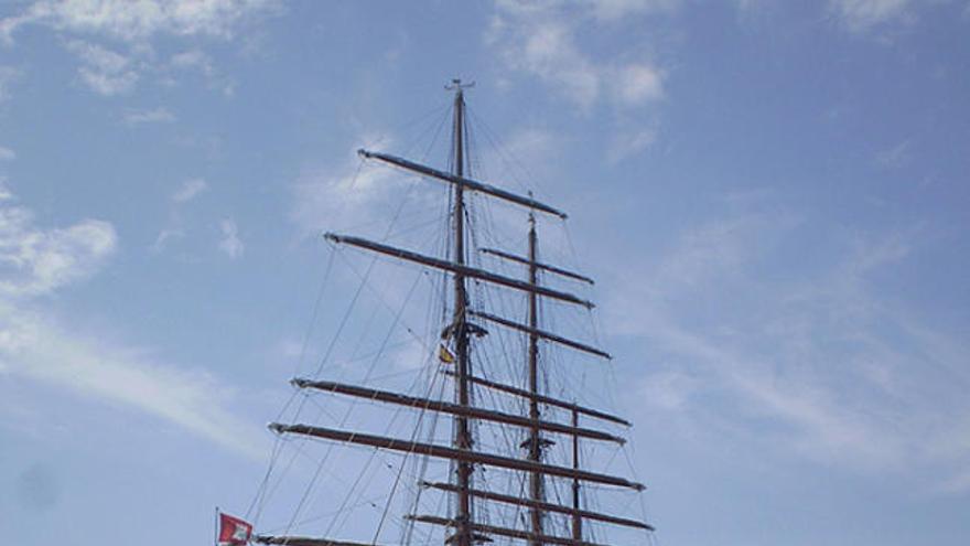 Els dos creuers, ahir, al port de Palamós.