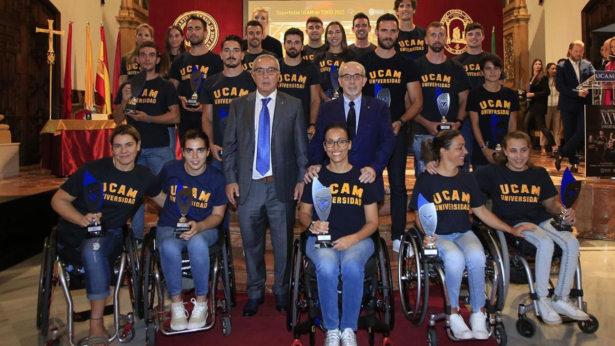 José Luis Mendoza y Alejandro Blanco con deportistas como Teresa Perales, Laura Gil, Damián Quintero, Saúl Craviotto, entre otros que participaron el pasado verano en los Juegos Olímpicos y Paralímpicos de Tokio. | PRENSA UCAM