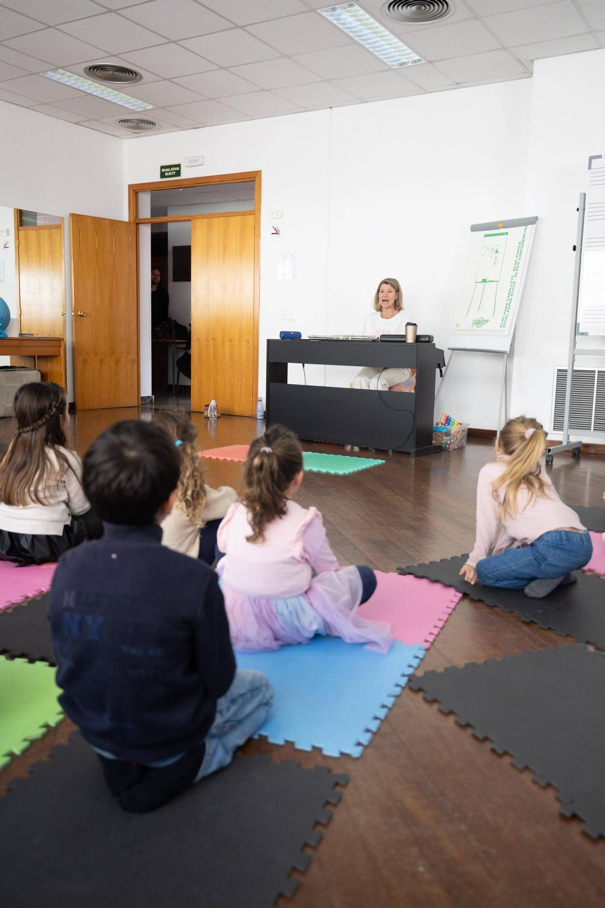 Los pequeños escuchan atentos la canción de Aniko Pusztai