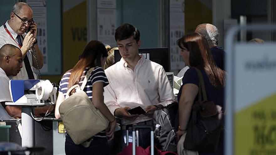 Personal de facturación de Vueling en El Prat.