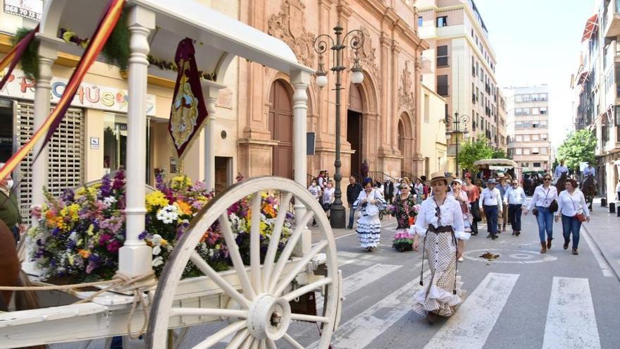 El Simpecado abría en un carro el cortejo que partía de la iglesia de Nuestra Señora del Carmen, este domingo.